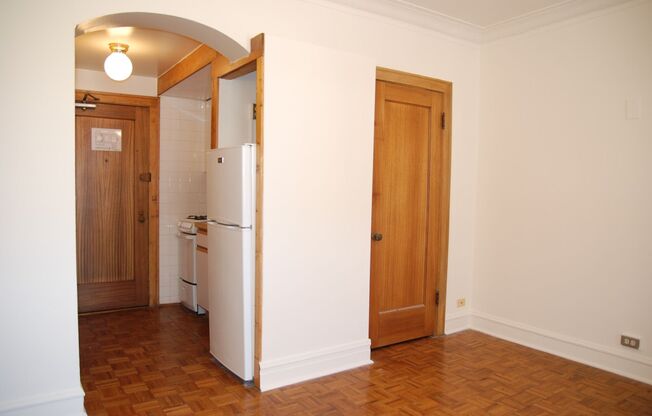 Studio, 1 bath, 320 sqft, $1,395, Unit 273-0411