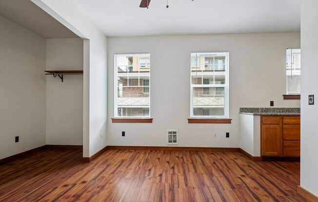 Studio, 1 bath, 359 sqft, $1,325, Unit 301