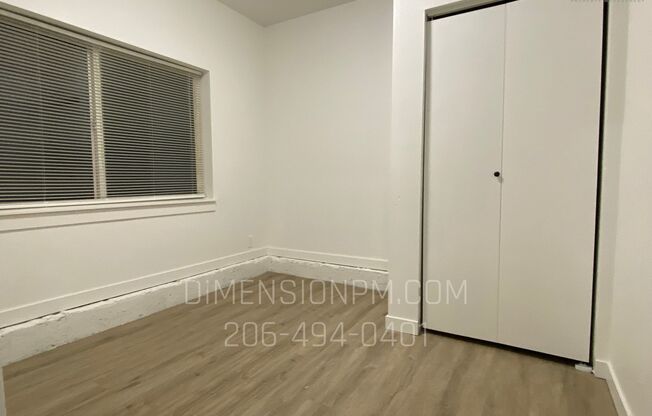 Heart of Renton! Amazing 4 bed, 3.5 bath Renton townhome in a desirable location! Easy self showings!