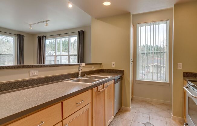 Spacious 2 bedroom Condo in Downtown Redmond