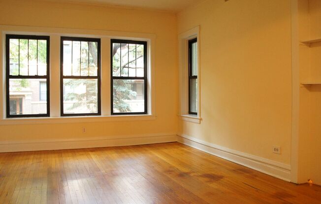 2 beds, 1 bath, 933 sqft, $2,450, Unit 2524-3W