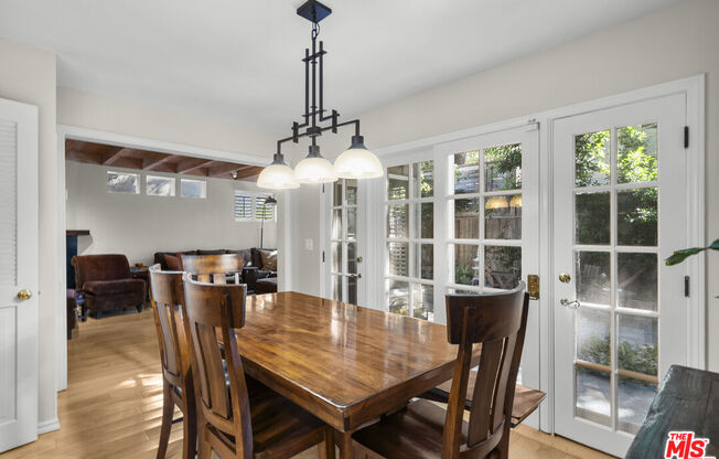 2377 N BEVERLY GLN BLVD