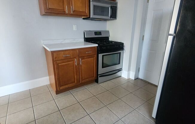 2 beds, 1 bath, 861 sqft, $950