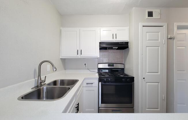 Home - Court at Oak Forest - Houston, TX