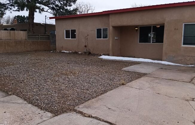 Charming 3 bedroom 1 bath in Santa Fe! Showings coming soon!