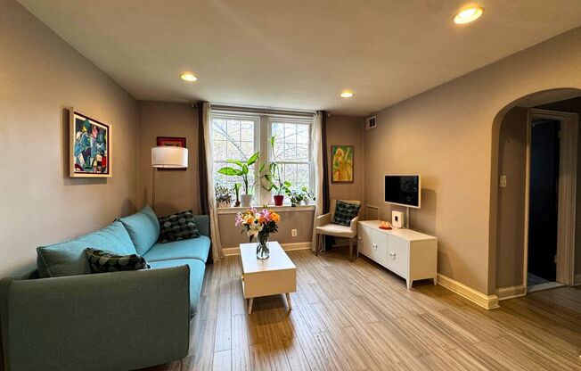 Modernized Fully Furnished 1BR, 1BA Condo at Arbors of Arlington