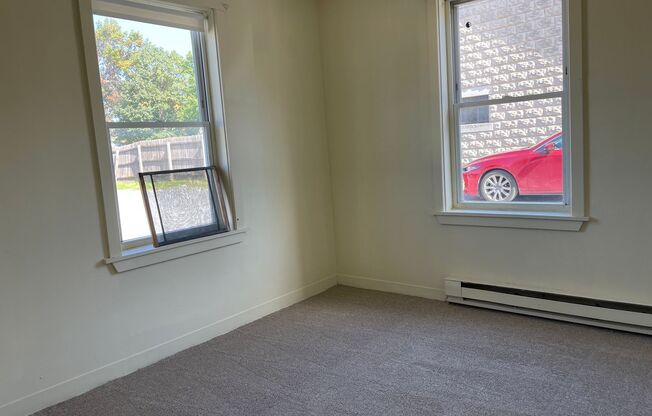 2 beds, 1 bath, $1,095, Unit 29 W. Main St. Apt. 4