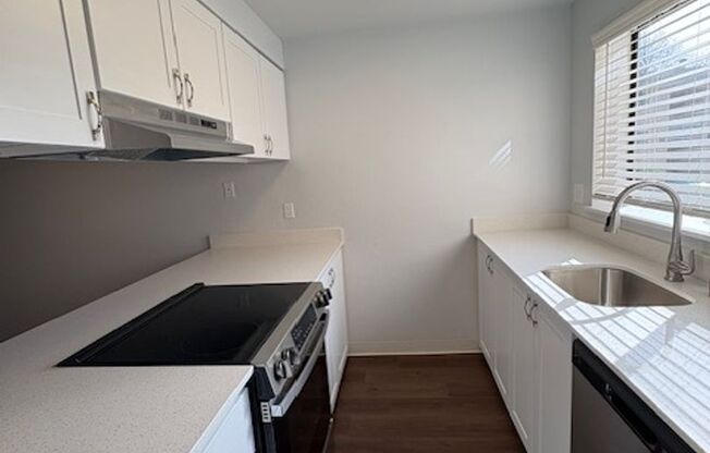 2 beds, 1.5 baths, 920 sqft, $2,135, Unit V203 - Renovated