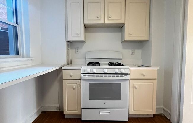 1 bed, 1 bath, 572 sqft, $1,485, Unit Old King Edward 17