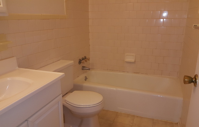 2 beds, 1 bath, $1,250, Unit APARTMENT E