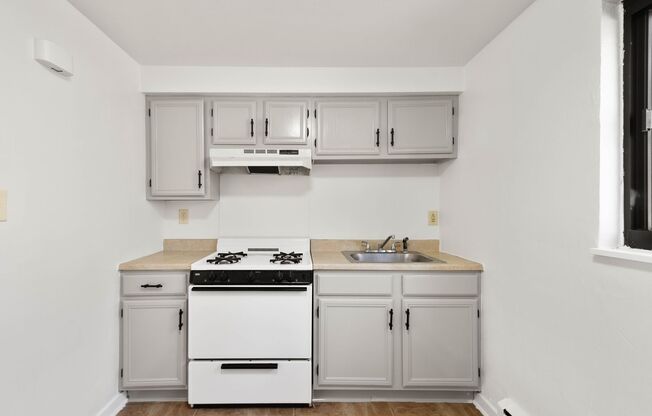 2 beds, 1 bath, 850 sqft, $949, Unit 10615 Lindberg Ave. C2 - Apt. 2