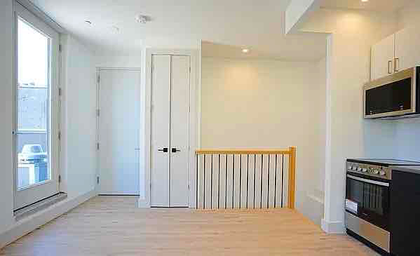 22 E 212 ST