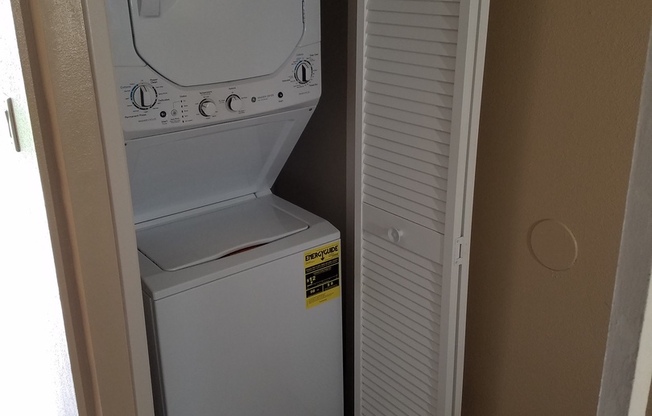 2 beds, 1.5 baths, 1,090 sqft, $1,650, Unit 61
