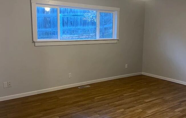 ~ RENT SPECIAL ~ HOLIDAY MERRINESS ~ 2 Bedroom, 1 bathroom West Side Apartment For Rent