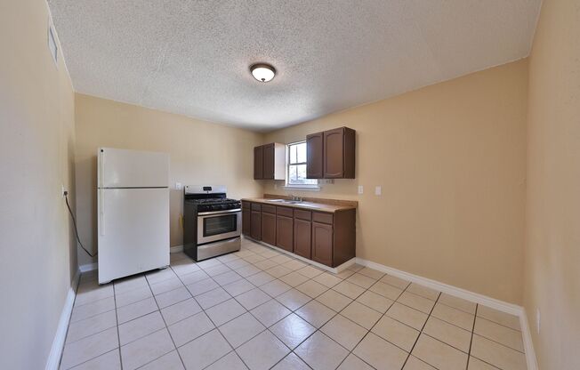 2 beds, 1 bath, $925, Unit 2