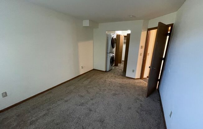 3 beds, 1 bath, 1,040 sqft, $1,800, Unit 3172-104