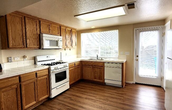Cute 2 Bedroom 1 Bath Condo Daniels Avenue Vallejo New Flooring and Paint
