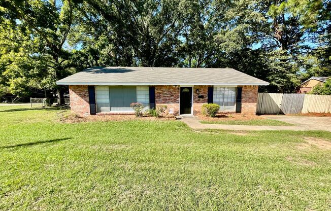 ** 3 bed 2 bath located off Perry hill ** Call 334-366-9198 to schedule a self showing