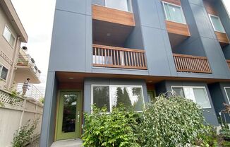 Stunning Modern Ravenna Townhouse for $3575!