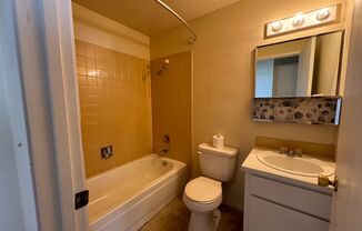 1 bed, 1 bath, $800, Unit 599: 121 E. Borah Ave., #4