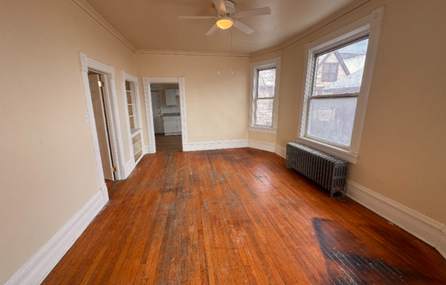 2112 W GREENFIELD AVE