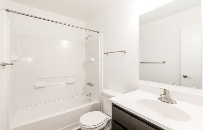 fox-hill-apartments-hampton-va-newly-renovated-bathroom