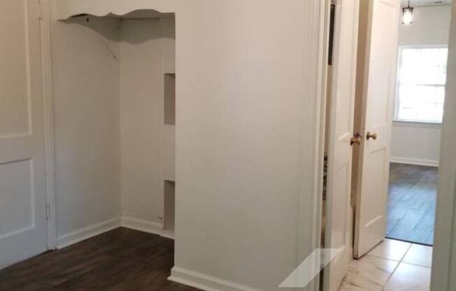 2 beds, 1 bath, 725 sqft, $995