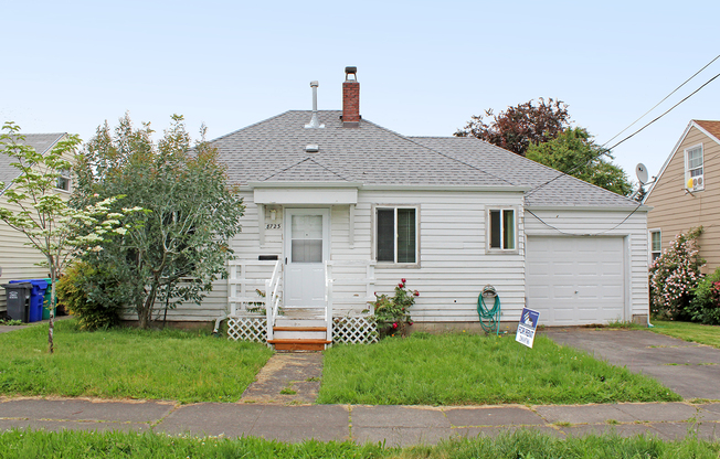 Adorable 2 Bed Montavilla Bungalow with Spacious Yard