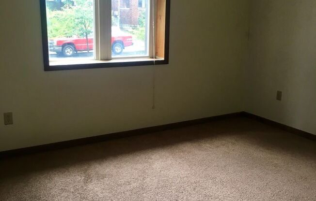 3 beds, 2 baths, 560 sqft, $1,375, Unit 112