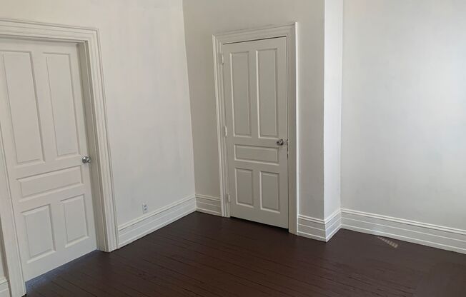 2 beds, 1 bath, $995, Unit Apt 2