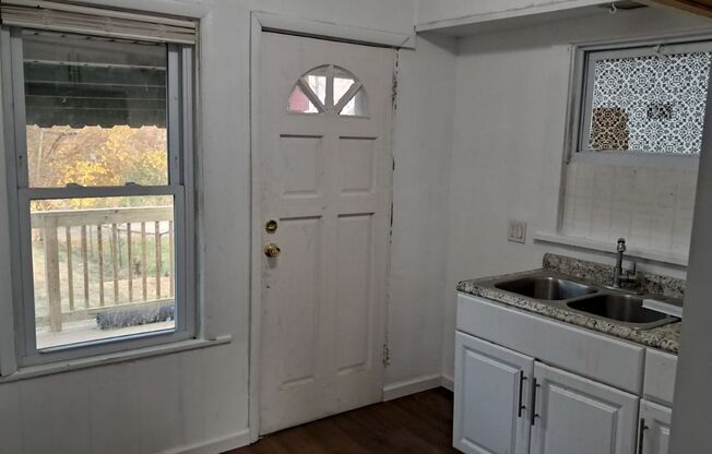 3 beds, 1 bath, $1,300, Unit Unit 1