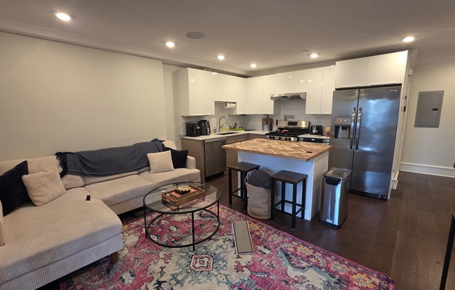 809 E BROADWAY