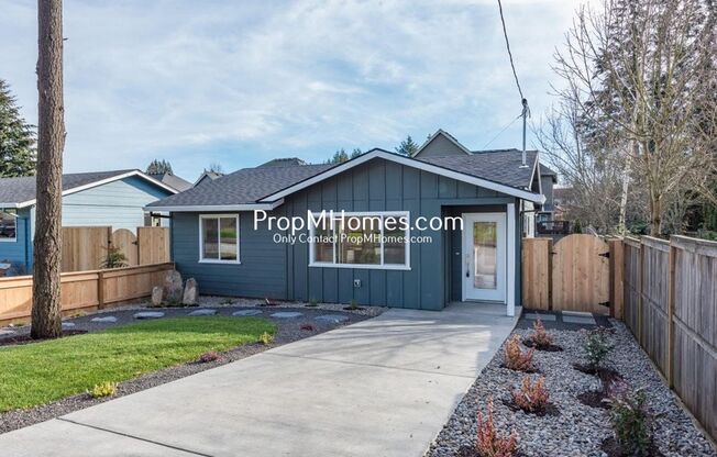 Updated & Charming Cottage in Oregon City!