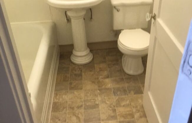 Studio, 1 bath, 390 sqft, $1,050, Unit 01 - 401