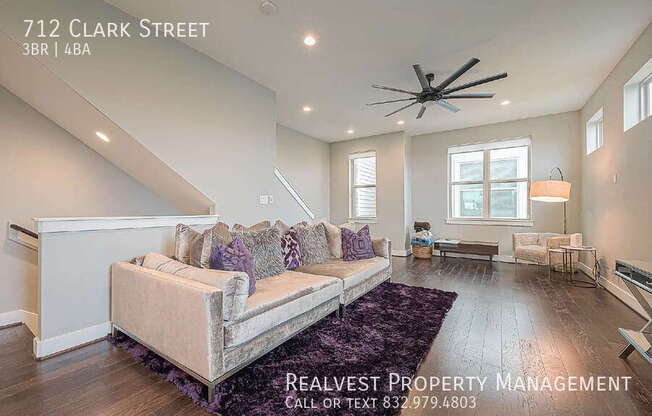 712 CLARK ST