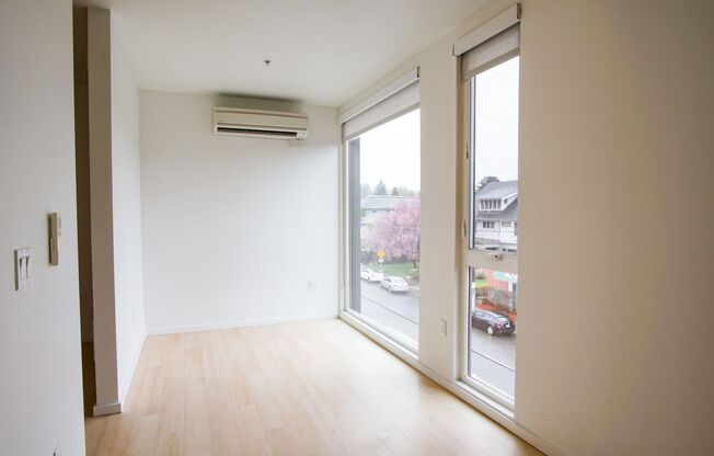 Buckman: Light & Bright 1 Bdr with D/W, A/C, & Washer/Dryer!