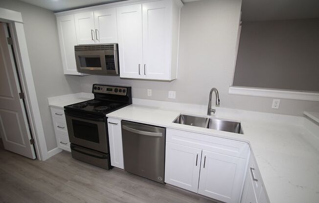 REMODELED KIRKLAND 2 BED CONDO FOR RENT W POOL; AVAILABLE NOW!