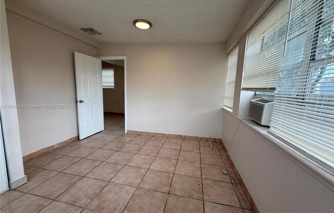 641 N 70 AVE