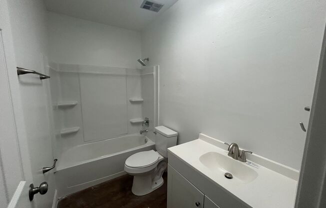 2 beds, 1.5 baths, 1,300 sqft, $1,300, Unit 642 Northern Rd