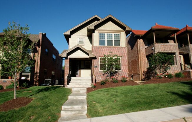 2 beds, 1 bath, 1,100 sqft, $1,695, Unit 615 - Unit 201 Duplex B1100