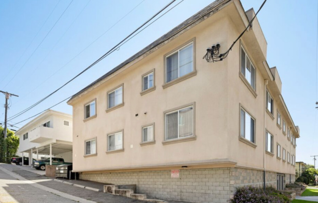 MOVE IN READY - Spacious 2-Bedroom, 2-Bathroom Unit in a Prime Location!