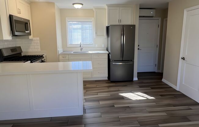 2 beds, 1 bath, $2,750, Unit 4