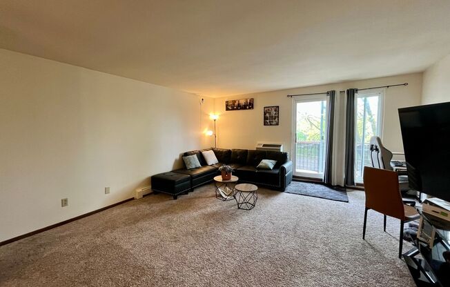 2 beds, 1 bath, $1,295, Unit 34
