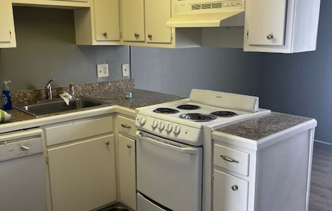 North gates of LSU on Highland near the Chimes! Gated 2br!
