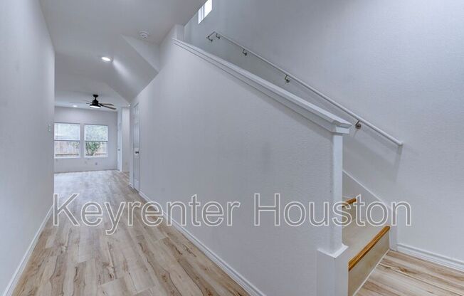 8203 WOODLYN RD