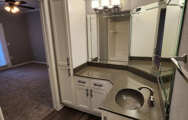 2 beds, 2 baths, 1,002 sqft, $1,725, Unit 305-u