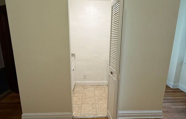 Studio, 1 bath, 294 sqft, $1,230, Unit New King Edward  5A4