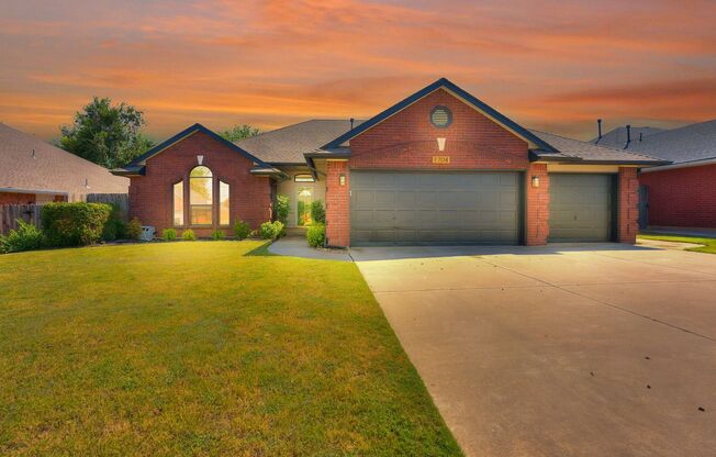 Beautiful 4 Bedroom Home with Inground Pool near Veterans Park in Moore