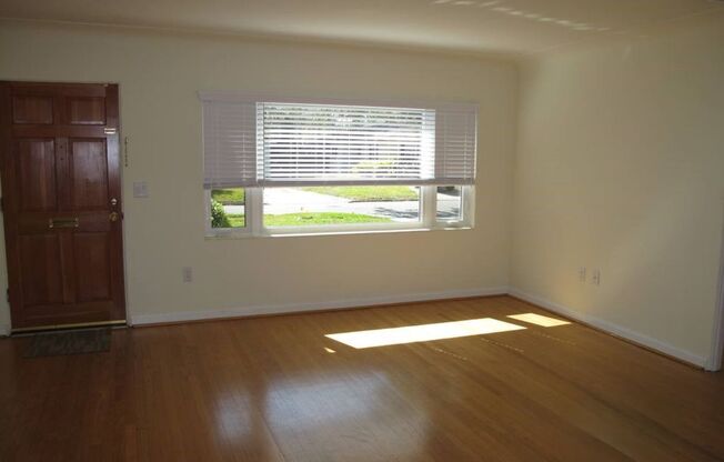 Charming home 1 minute to downtown, College Park area