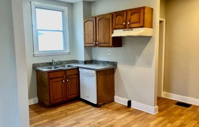 3 beds, 1 bath, $925